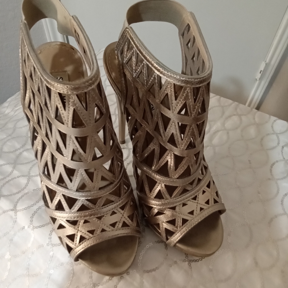 EUC Steve Madden Gold heels